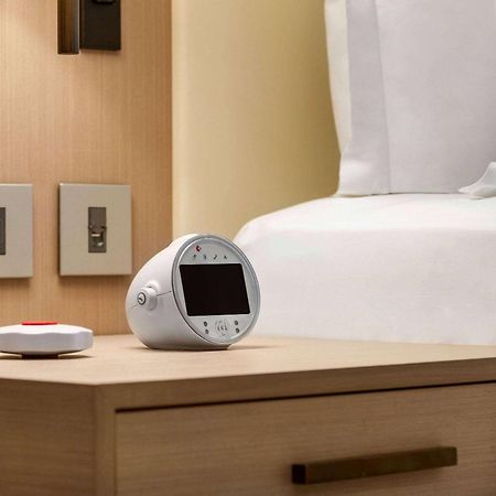 Ramada By Wyndham Riyadh King Fahd Road Eksteriør bilde A bedside alarm
