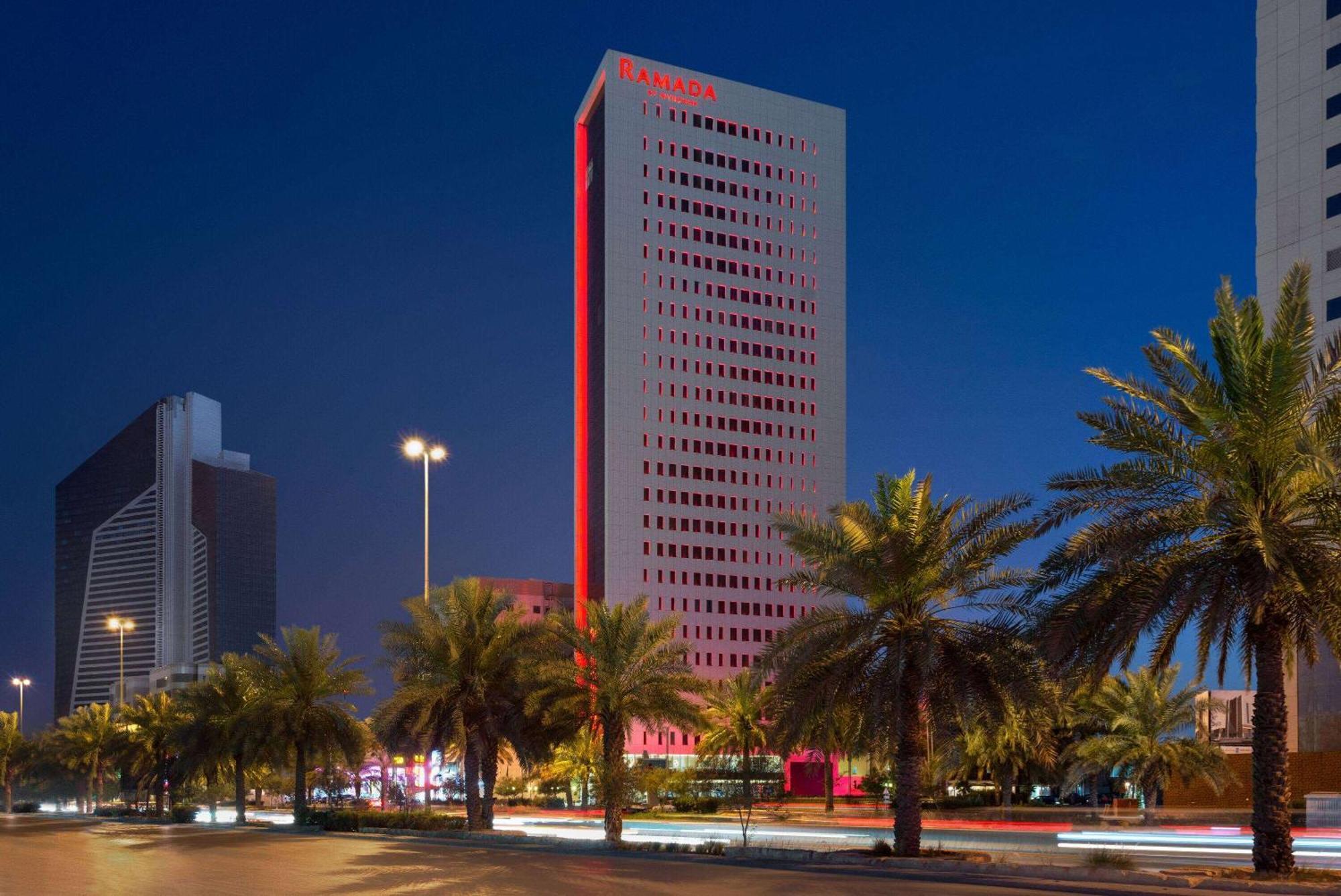Ramada By Wyndham Riyadh King Fahd Road Eksteriør bilde The hotel at night