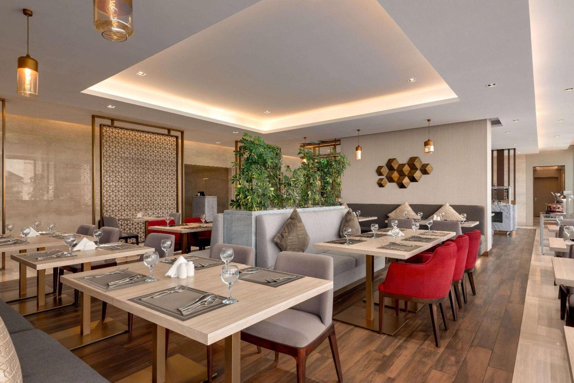 Ramada By Wyndham Riyadh King Fahd Road Eksteriør bilde The restaurant