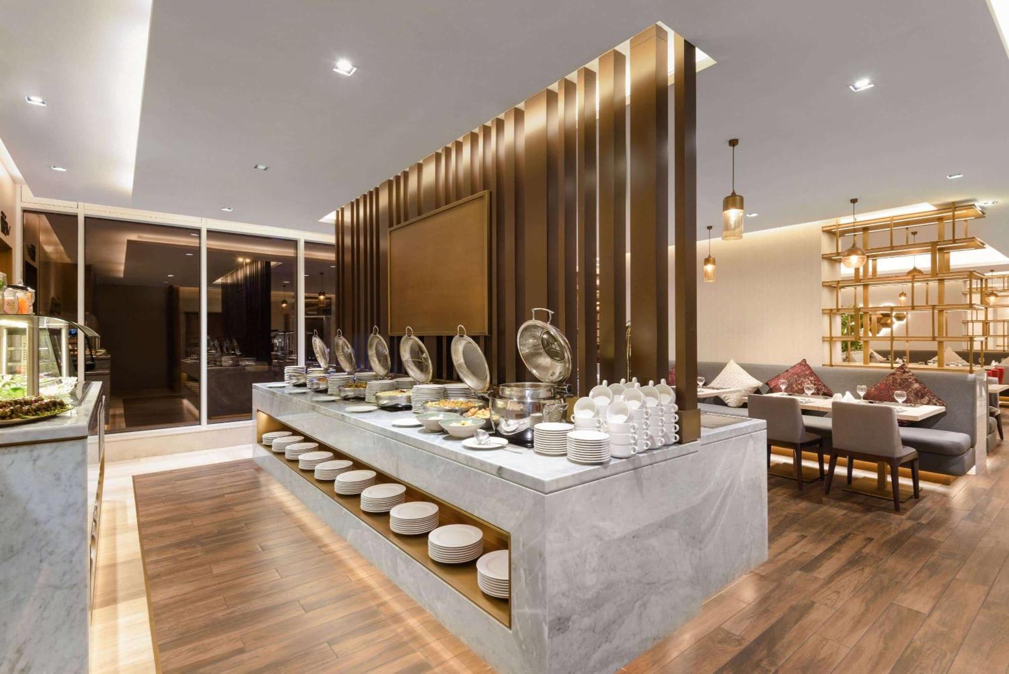 Ramada By Wyndham Riyadh King Fahd Road Eksteriør bilde The restaurant