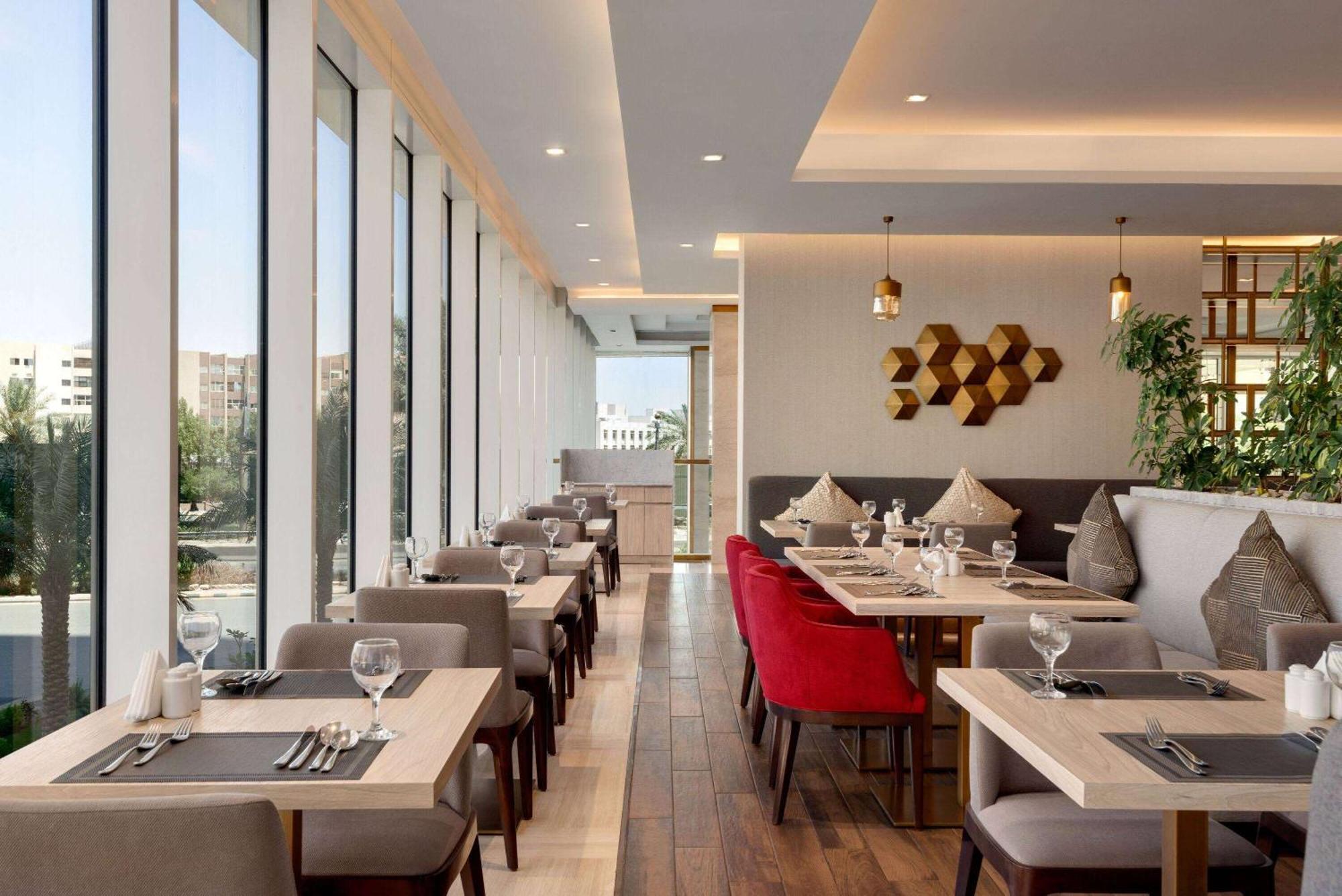 Ramada By Wyndham Riyadh King Fahd Road Eksteriør bilde The restaurant